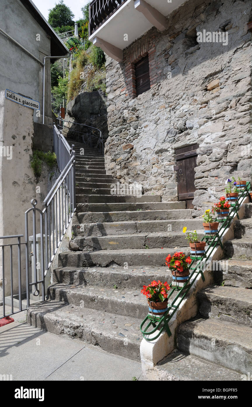 Vecchia scala di pietra Salita San Giacomo decorate con vasi per piante e fiori in Pont Saint Martin Valle d'Aosta Italia Foto Stock
