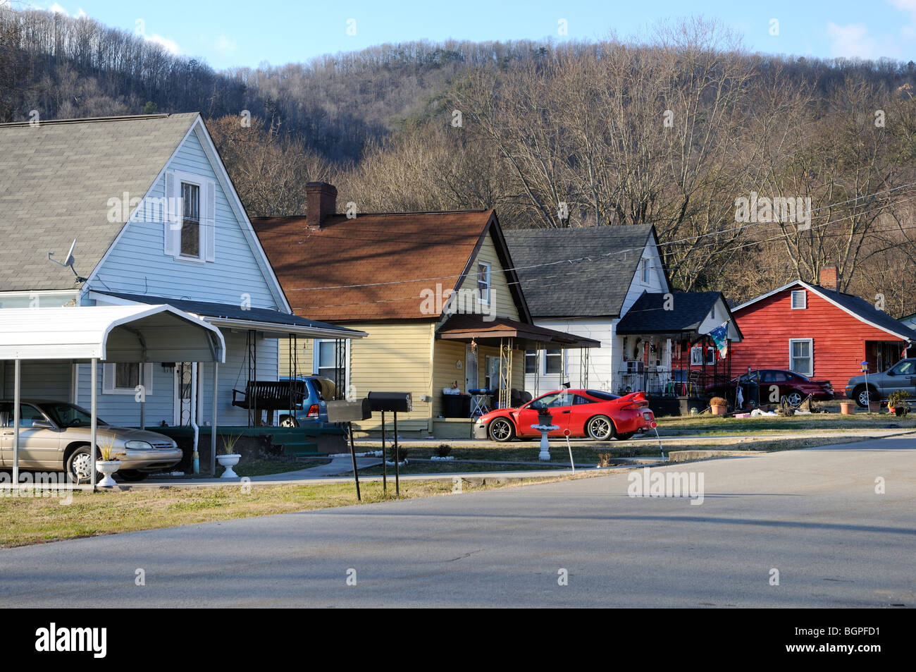 Fila di vecchie case è una piccola città America feeling, in Rockwood, Tennessee, Stati Uniti d'America su una soleggiata giornata invernale. Foto di Darrell giovani. Foto Stock