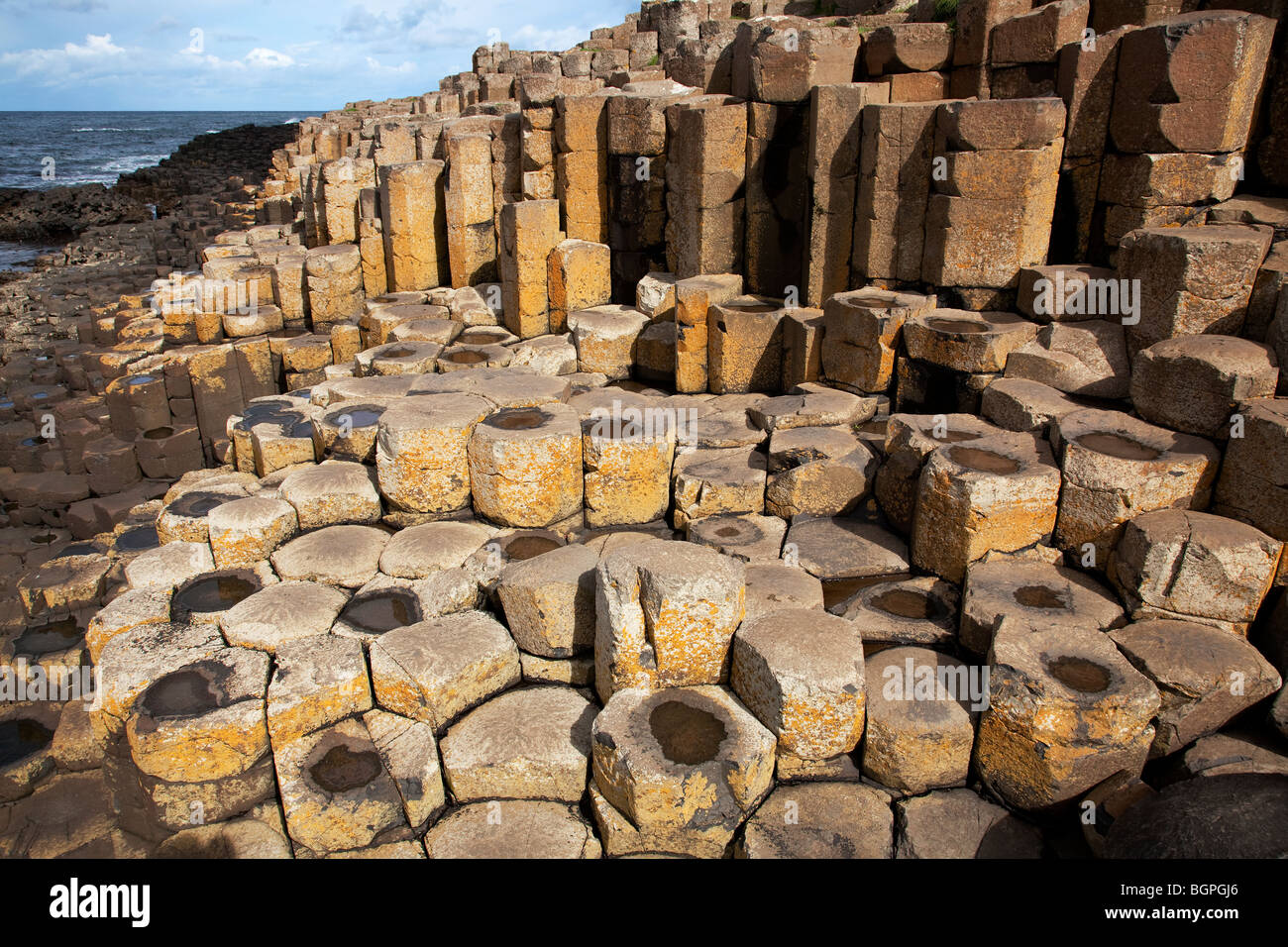 La sfera e la presa si unisce al Giant's Causeway Antrim Irlanda del Nord un fenomeno naturale e un sito del patrimonio mondiale. Foto Stock