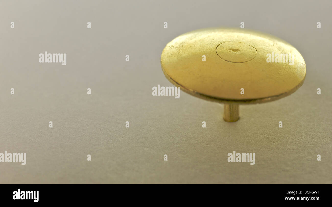 Close up di oro disegno colorato pin Foto Stock