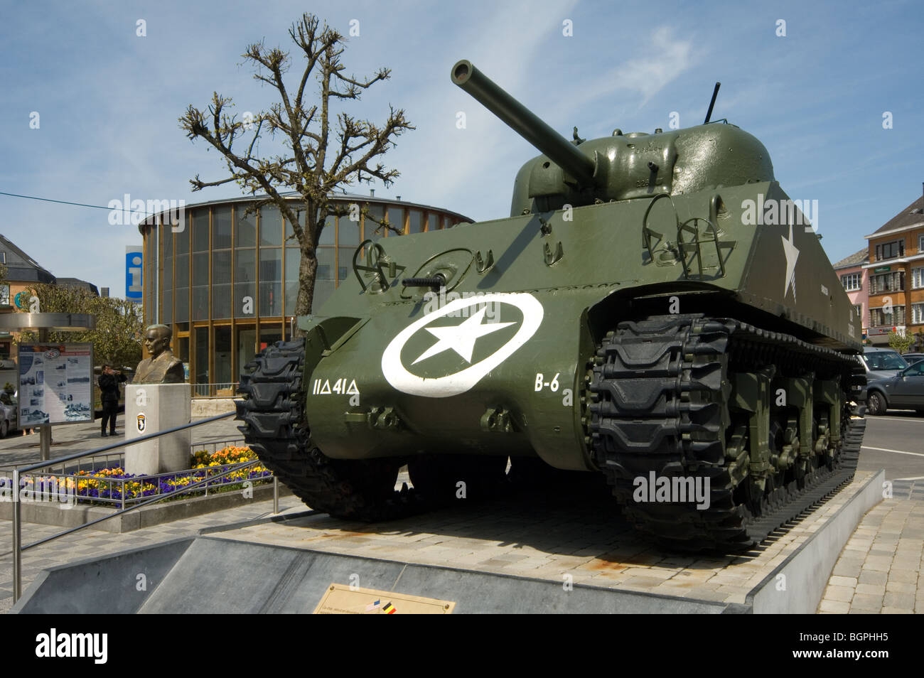 American Seconda guerra mondiale due Sherman M4A3 del serbatoio e il busto del generale Mac Auliffe a Bastogne, Ardenne belghe, Belgio Foto Stock