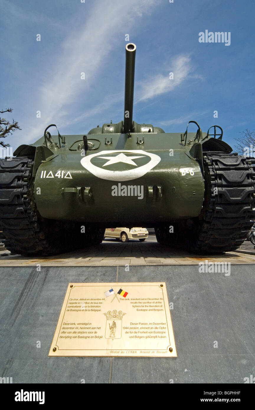 American Seconda guerra mondiale due Sherman M4A3 del serbatoio al posto generale Mac Auliffe a Bastogne, Ardenne belghe, Belgio Foto Stock