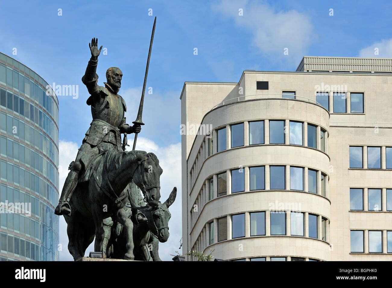 Statua di spagnolo Don Chisciotte della Mancia e Sancho Panza presso il posto d'Espagne, Bruxelles, Belgio Foto Stock Statua di spagnolo Don Chisciotte della Mancia e Sancho Panza presso il posto d'Espagne, Bruxelles, Belgio Foto Stock