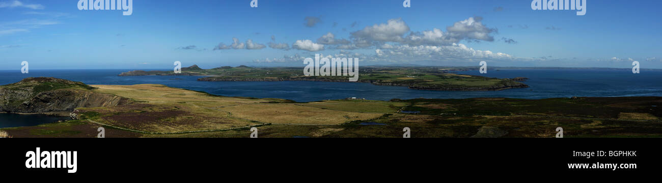 Panorama di Ramsey Island con St David's in background Foto Stock