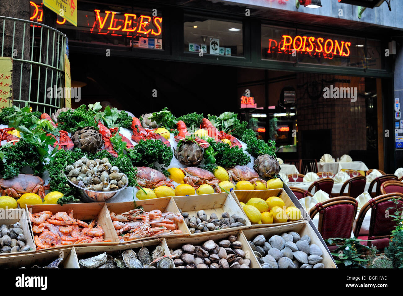 Crostacei / frutti de mer sul display anteriore nel ristorante di pesce presso la Rue des Bouchers / Beenhouwersstraat, Bruxelles, Belgio Foto Stock