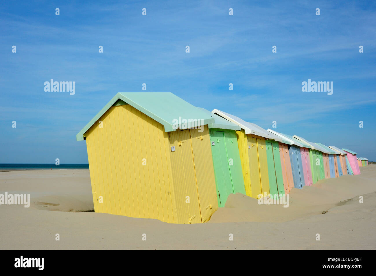 Riga di colorate cabine da spiaggia in colori pastello lungo il mare del Nord a Berck, Côte d'Opale, Pas-de-Calais, Francia Foto Stock