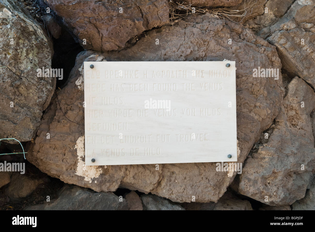 La placca indicante la posizione della Venere di Milo trovare, vicino Tripiti, Milos, Grecia Foto Stock