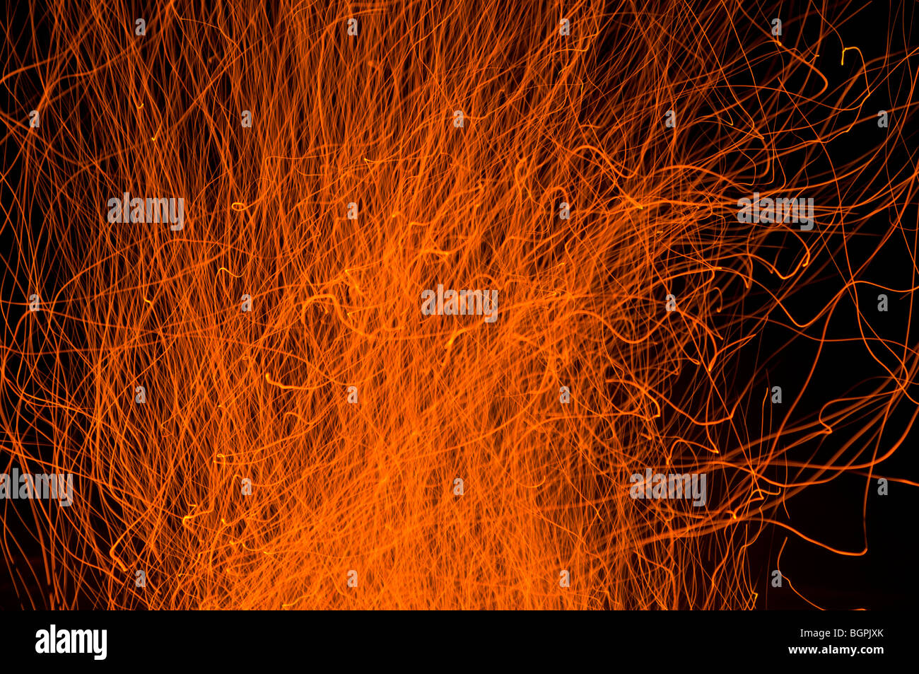 Campfire scintille contro la notte di oscurità Foto Stock