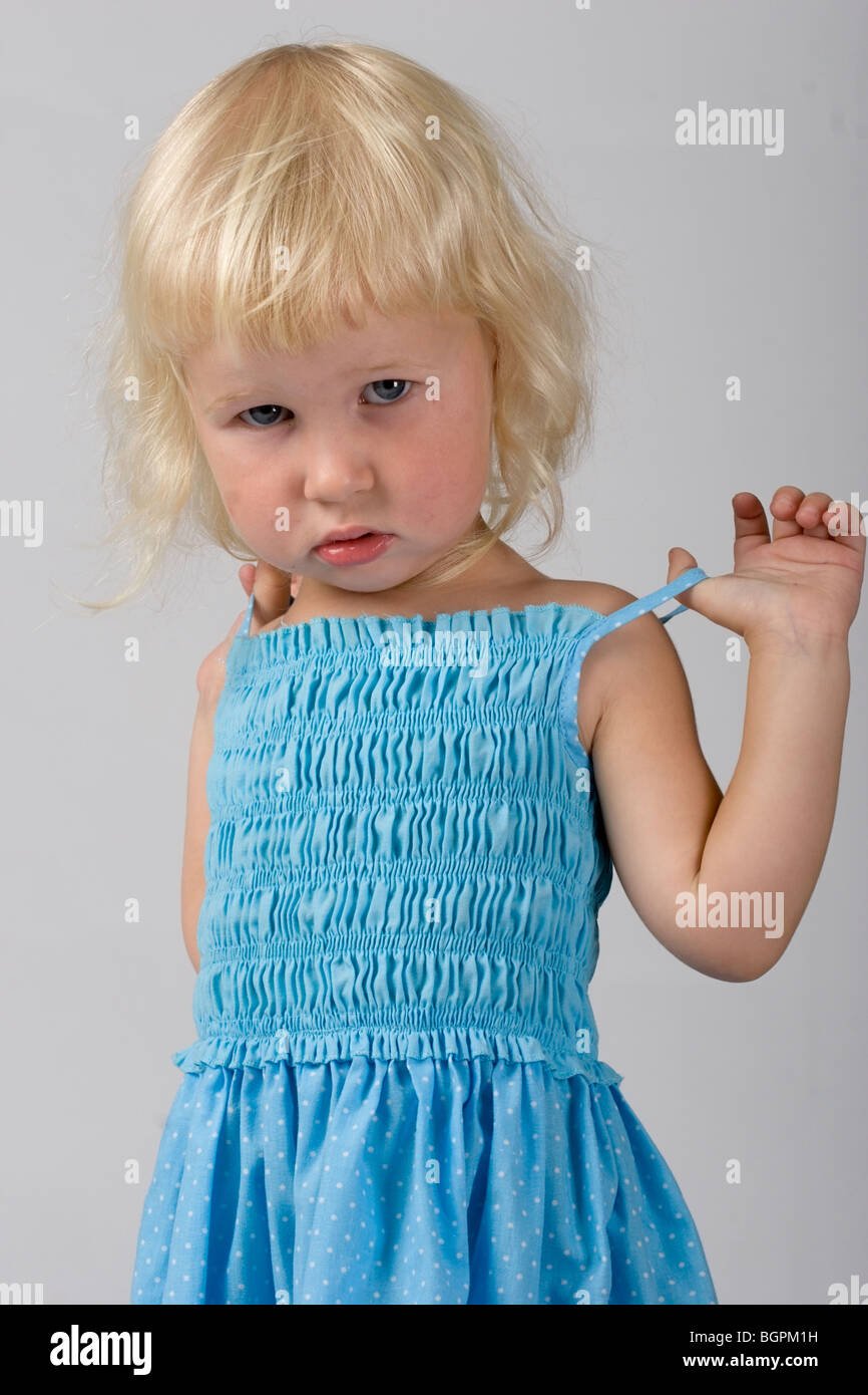 Bella bimba bionda in un elegante vestito blu Foto stock Alamy