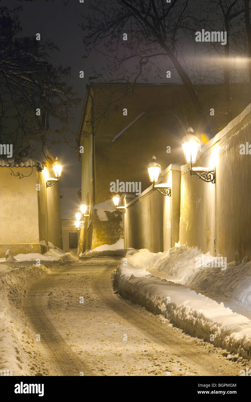 Praga - strada stretta a hradcany con lanterne a gas in inverno Foto Stock