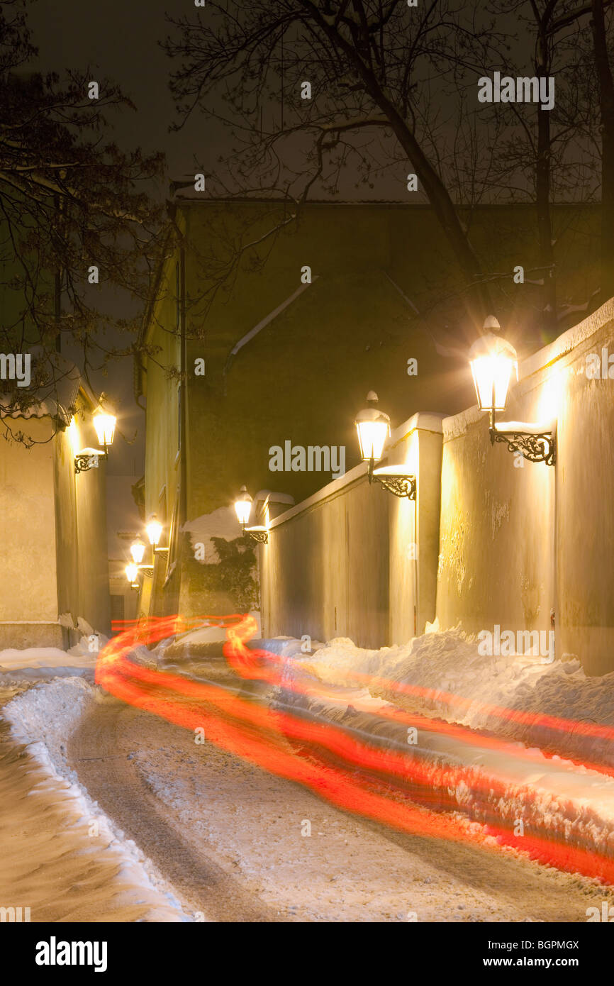 Praga - strada stretta a hradcany con lanterne a gas in inverno Foto Stock