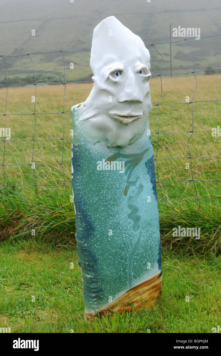 Louis Mulcahy ceramica scultura al di fuori della sua officina di Clogher, Dingle, nella contea di Kerry, Irlanda Foto Stock