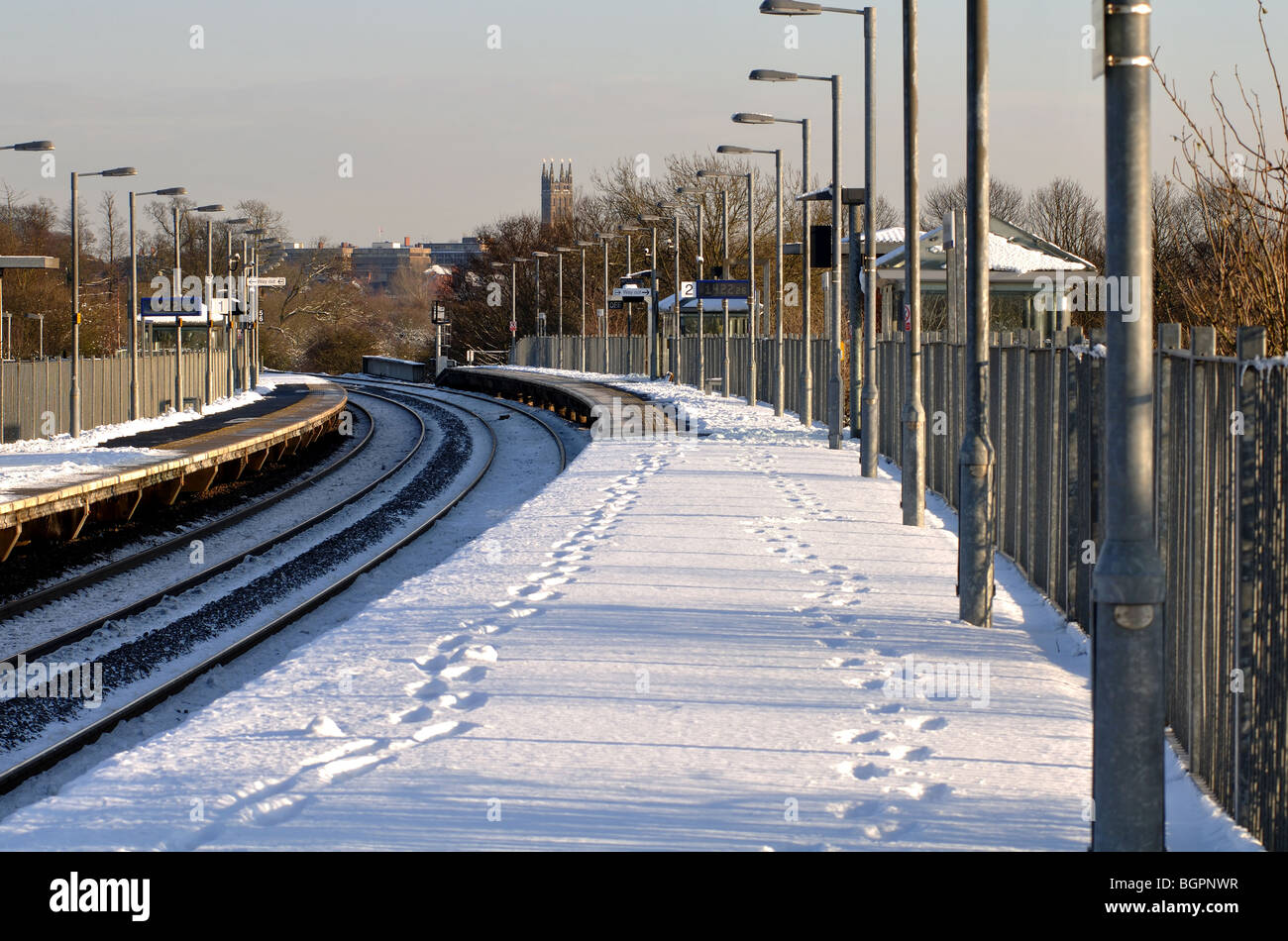 Stazione ferroviaria con la neve sulle piattaforme, Warwick Parkway, REGNO UNITO Foto Stock