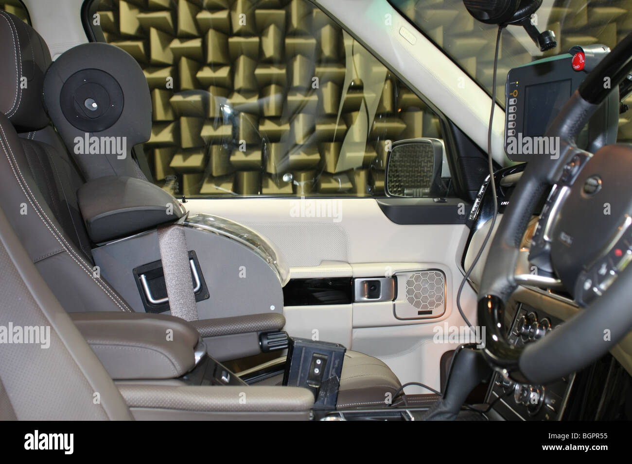 Testa di acustica in un Range Rover in la maggiore di Jaguar Land Rover del semi-camere anecoiche a Gaydon Foto Stock