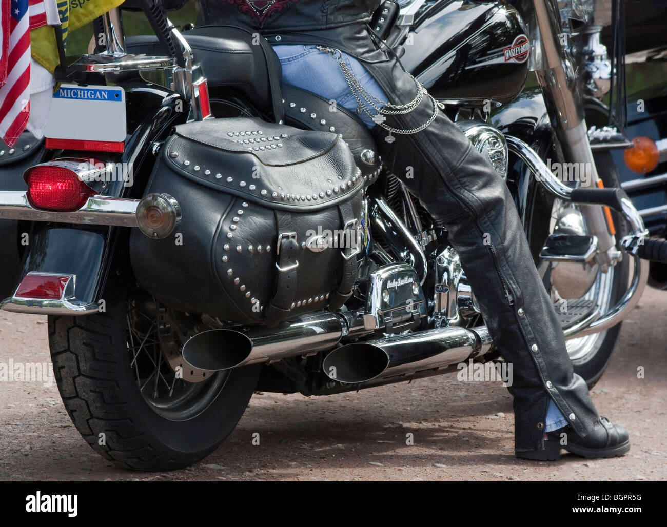 Una motociclista americana seduta sulla moto Harley Davidson – immagini, foto, fotografia in vendita su Alamy negli USA, orizzontale, ad alta risoluzione Foto Stock