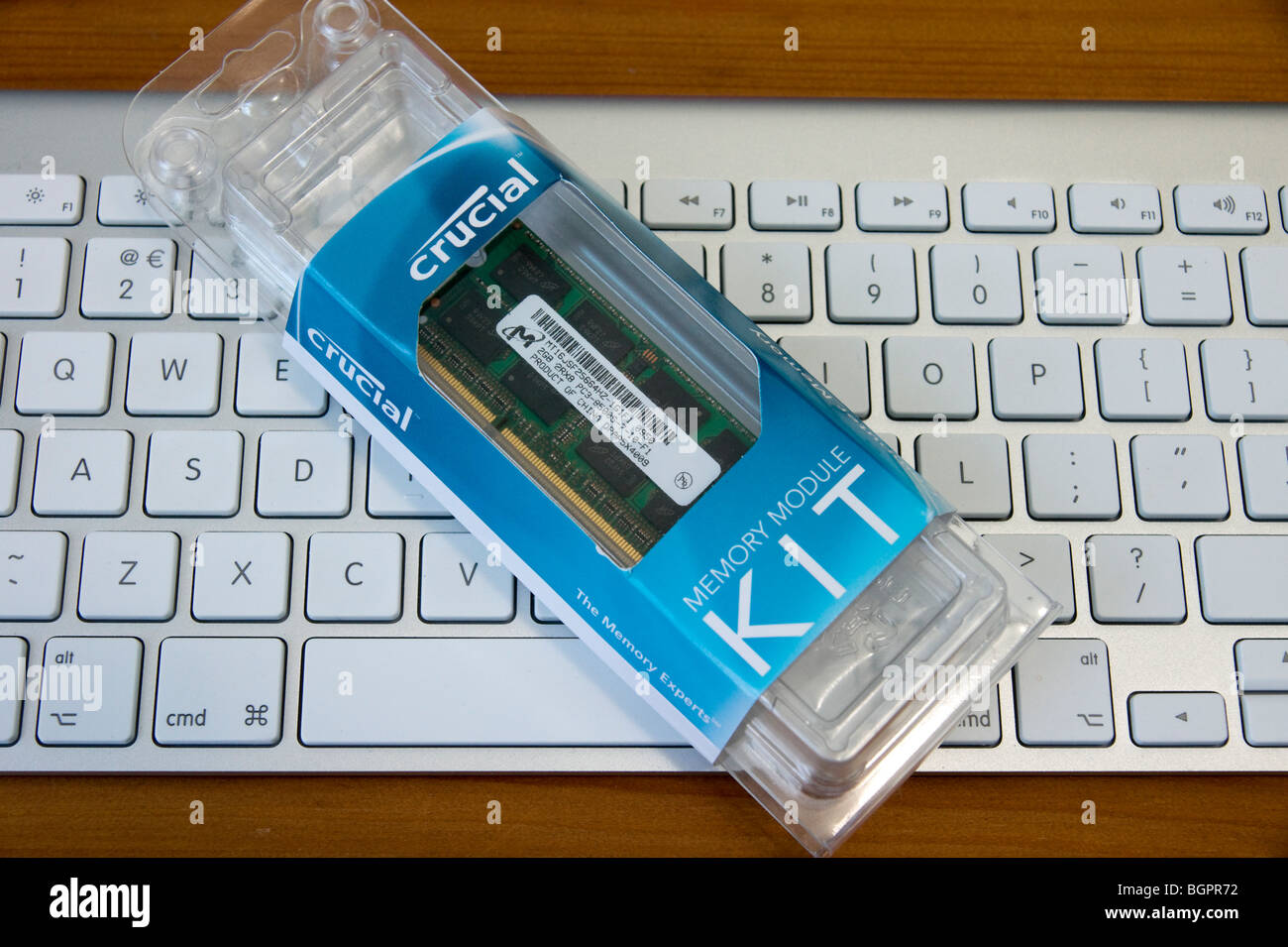 Cruciale kit di aggiornamento della memoria per iMac (2010) due DIMM da 2 GB per 27 pollici iMac i7 mostrato sulla tastiera Mac nella confezione originale Foto Stock