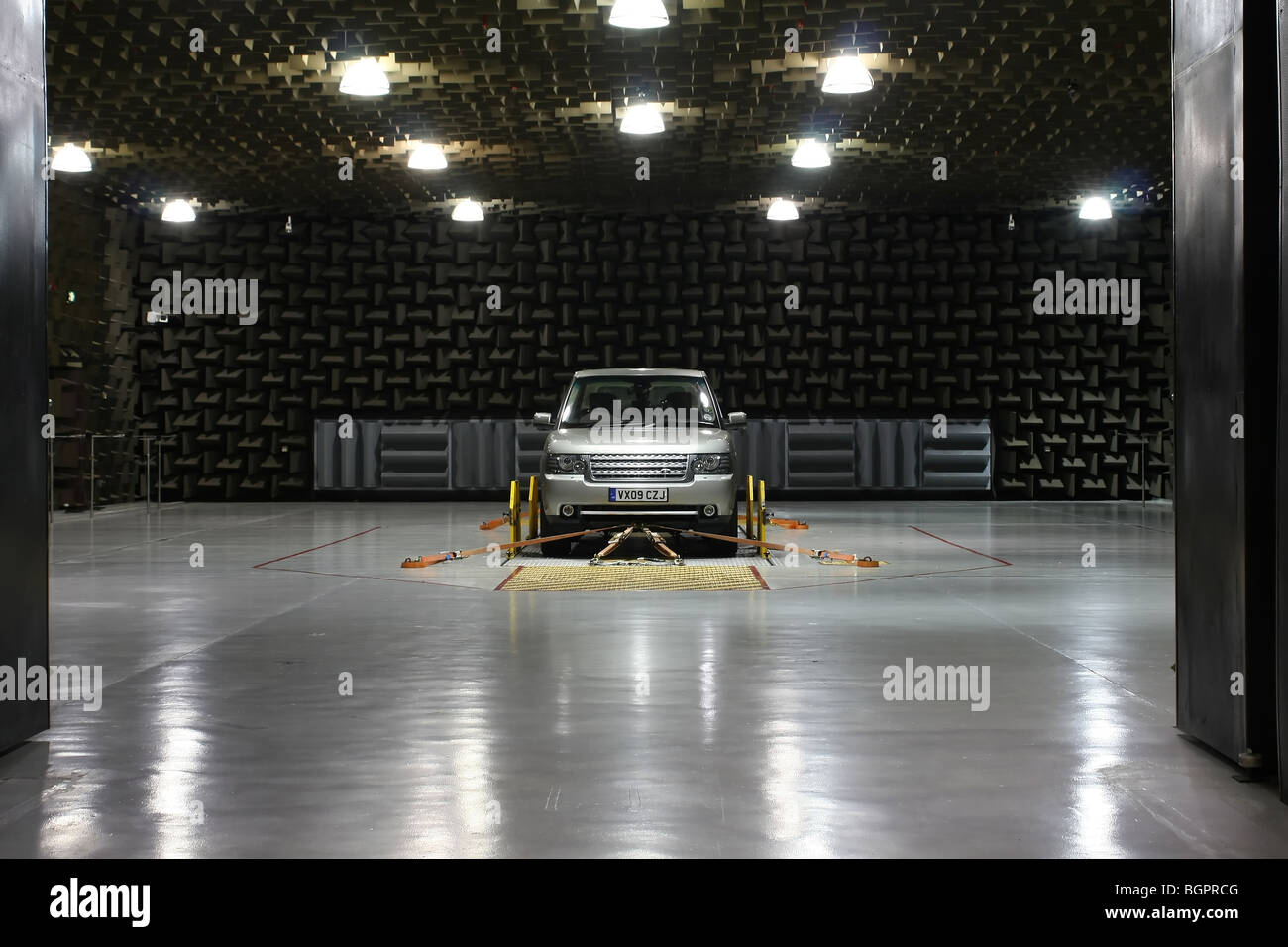 La Range Rover in la maggiore di Jaguar Land Rover del semi-camere anecoiche a Gaydon Foto Stock