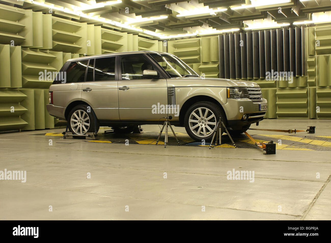 La Range Rover in la minore di Jaguar Land Rover del semi-camere anecoiche a Gaydon Foto Stock