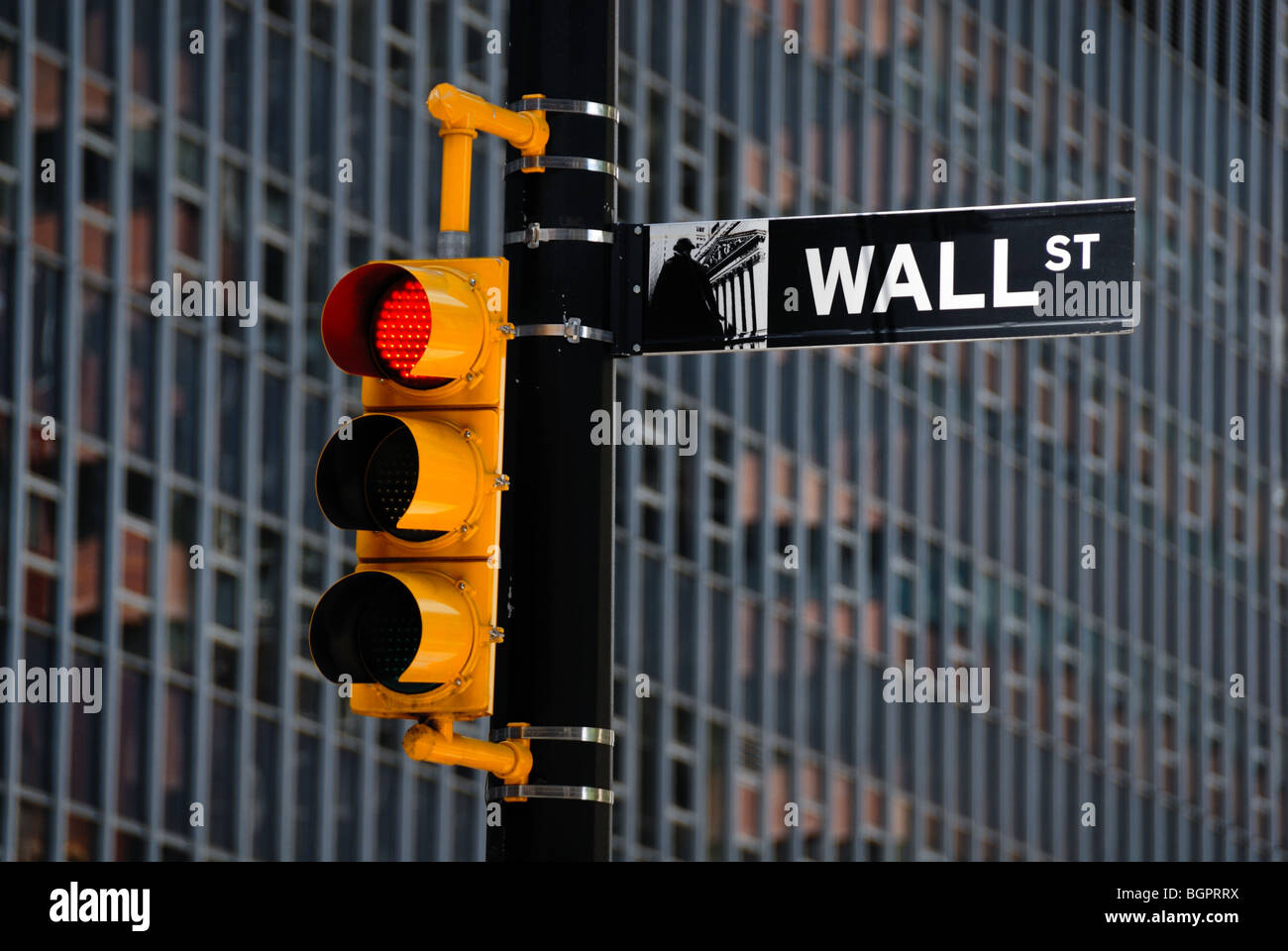 Un cartello stradale per Wall Street, di fronte a uno dei molti grattacieli e edifici di New York quartiere finanziario della città. Foto Stock