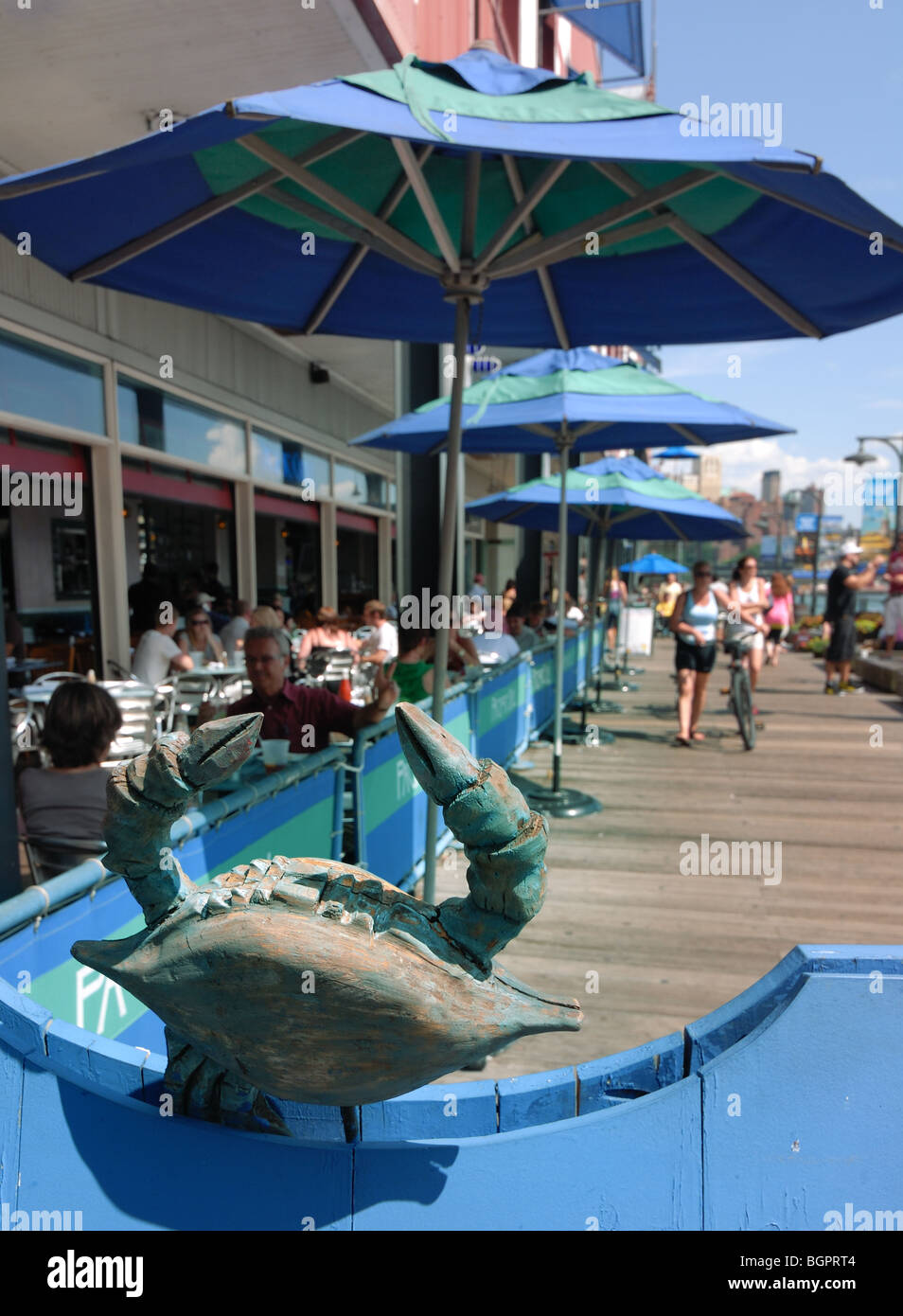 Una vista dei ristoranti e l'atmosfera del lungomare lungo il South Street Seaport in New York City. Foto Stock