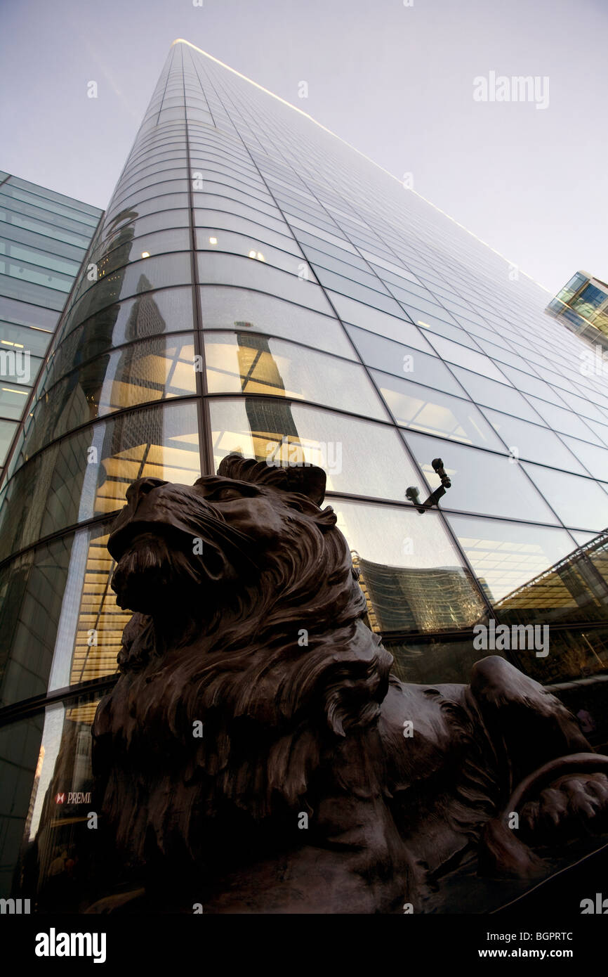 HSBC Building con lion Canary Wharf Londra, Inghilterra, Regno Unito Foto Stock