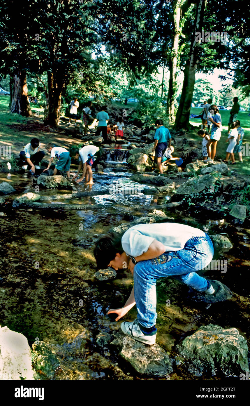 Parigi, Francia - gruppo medio, giovani adolescenti in gita scolastica, alla ricerca di esemplari di Tadpole a Park Stream. studenti nel parco Foto Stock