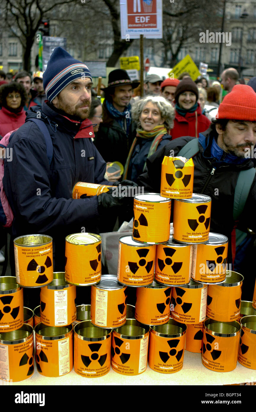 Parigi, Francia, Anti-Nuclear dimostrazione di potenza, con militanti uomo lattine di contenimento Foto Stock