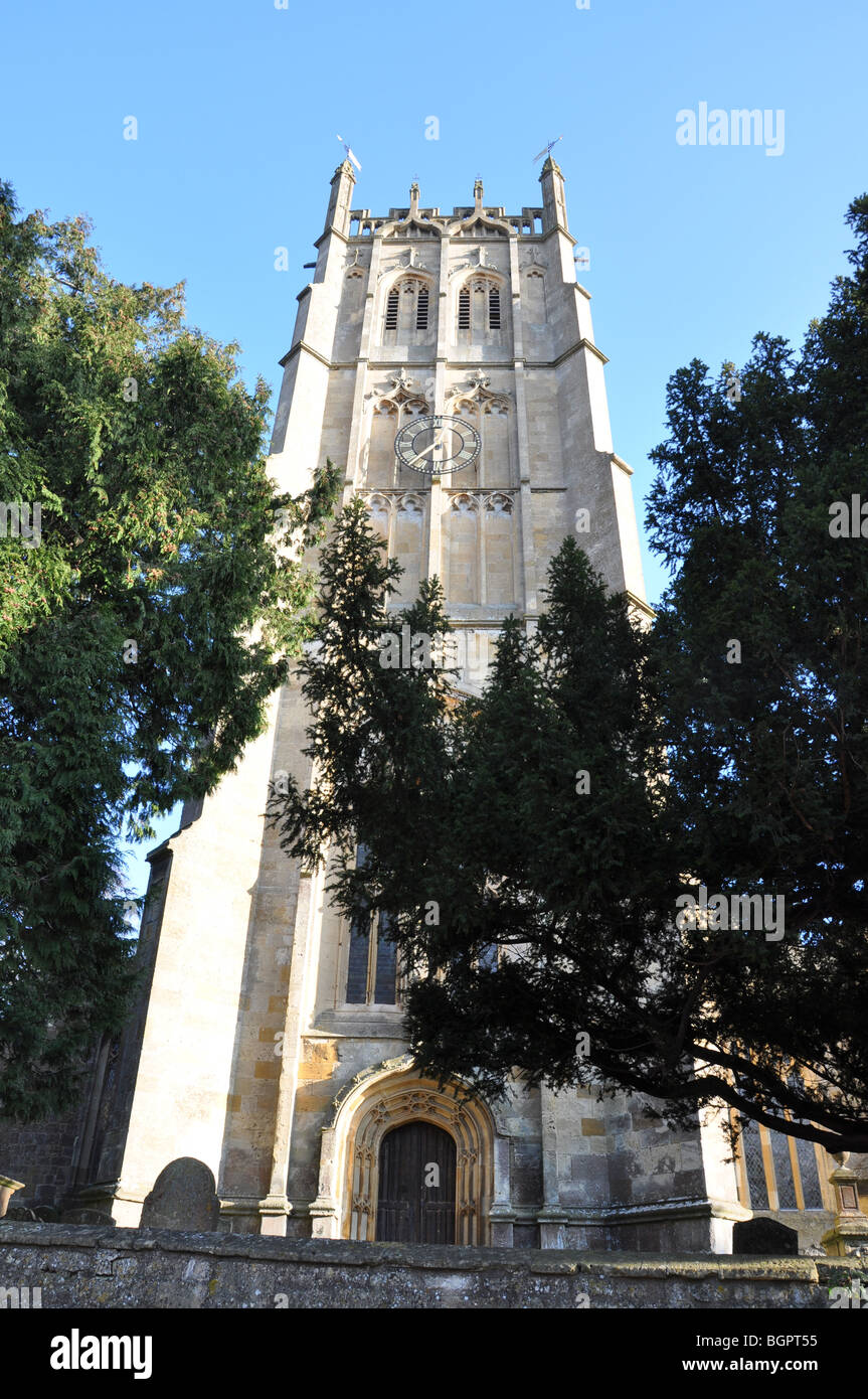 Chipping Campden chiesa torre del Gloucestershire cristianesimo luogo di culto cristiano religioso inverno alberi cieli blu freddo Foto Stock