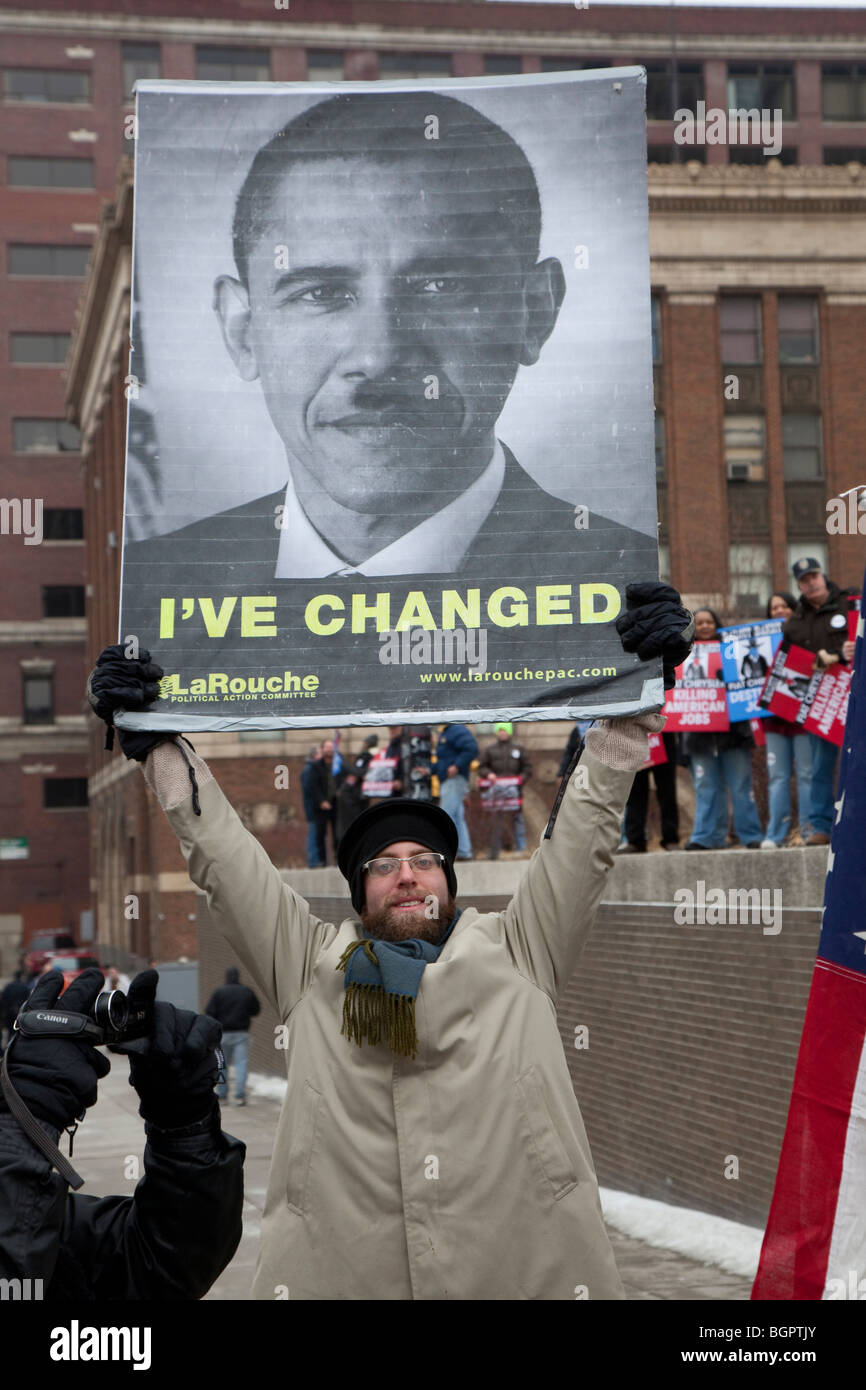 L'uomo porta Poster Obama come Hitler Foto Stock