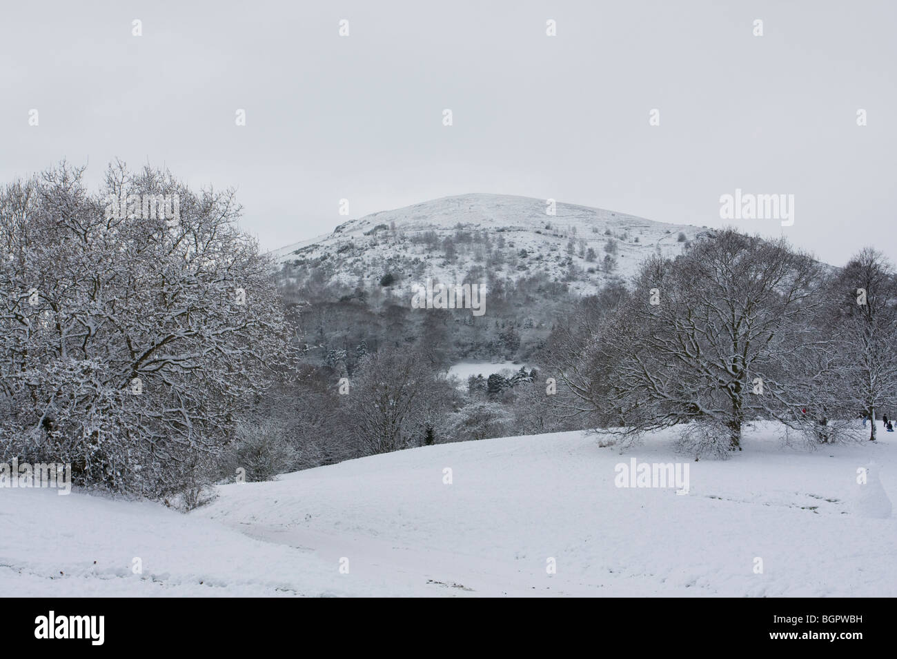 White paesaggi innevati che mostra North Hill da Malvern comune, Malvern Hills, Worcestershire. Foto Stock