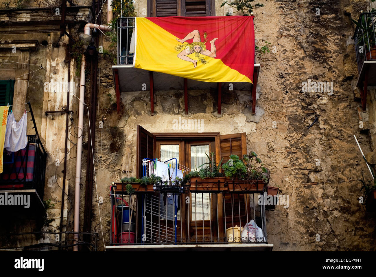 Bandiera siciliana su un balcone Palermo, Sicilia, Italia. Foto Stock