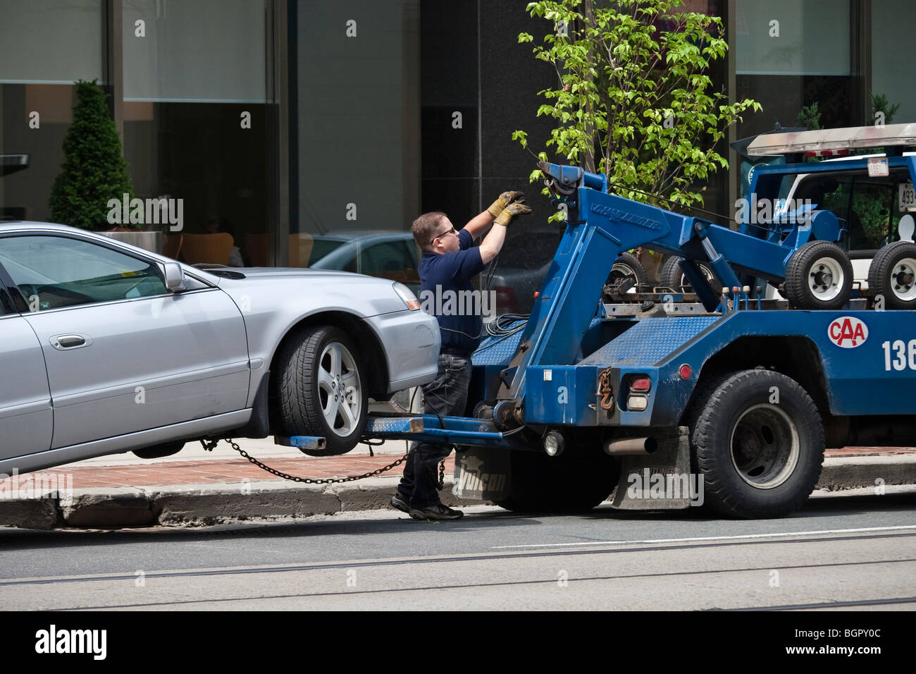 CAA lavoratore il traino di una vettura, Toronto, Canada Foto Stock