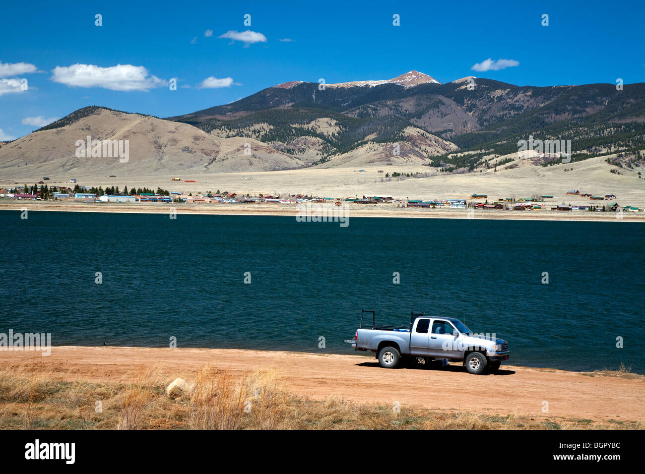 Camion parcheggiato da solo accanto al lago Eagles Nest, New Mexico, USA Foto Stock