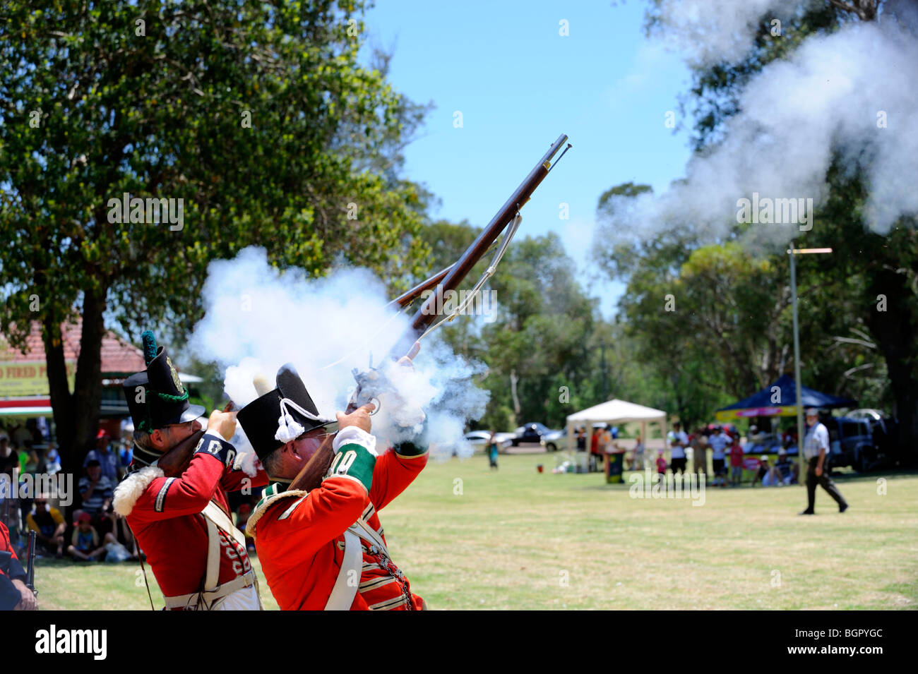 Gli uomini in costume sparare armi da fuoco antiche. Guildford, Perth, Western Australia Foto Stock