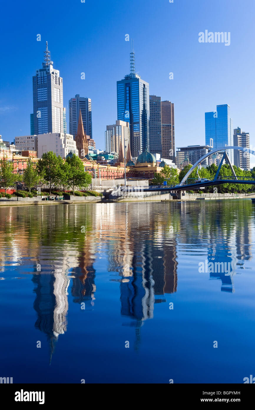 Australia, Victoria, Melbourne, edifici sulla banca del fiume Yarra Foto Stock