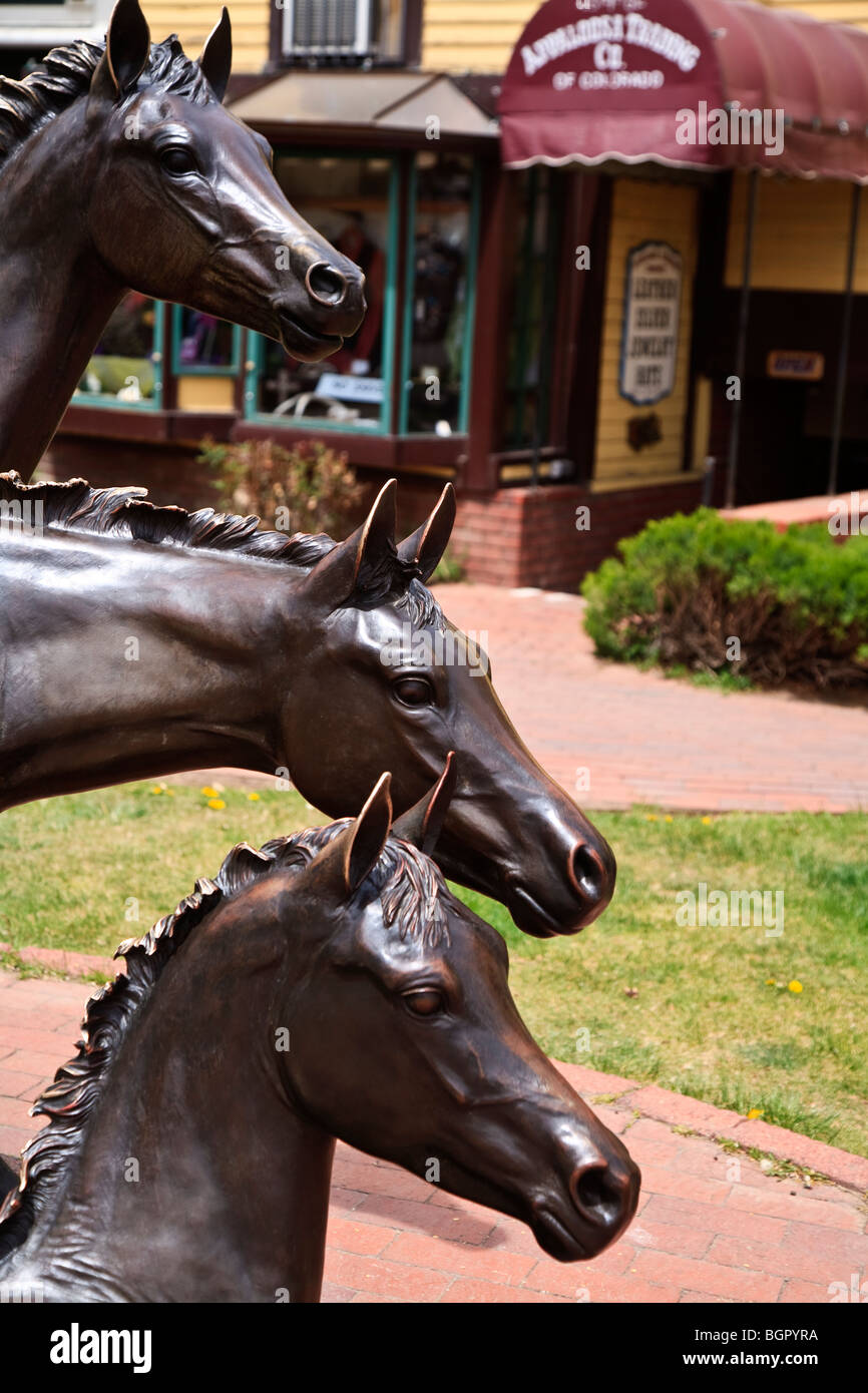 In bronzo a grandezza tre sculture di cavalli all'angolo del viale principale e quinta strada, Durango dall artista Joyce Parkerson Colorado, USA Foto Stock