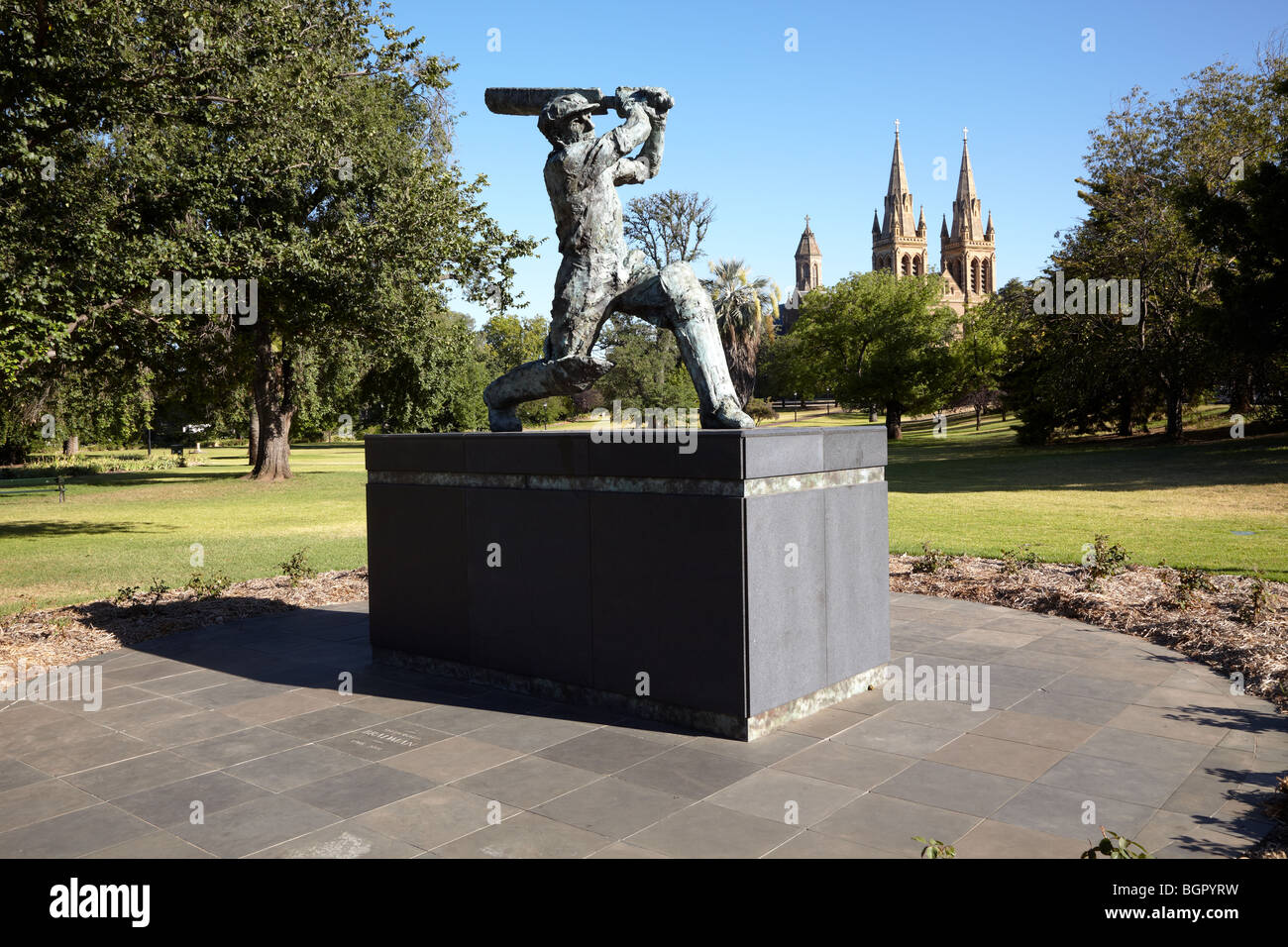 Statua di Sir Donald Bradman in giardini Pennigton fuori lato del Adelaide Oval, Adelaide, Australia Foto Stock