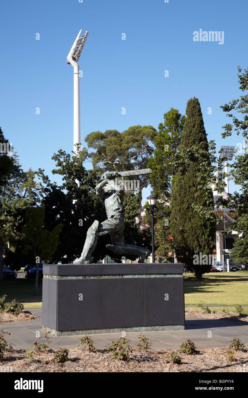 Statua di Sir Donald Bradman in giardini Pennigton fuori lato del Adelaide Oval, Adelaide, Australia Foto Stock