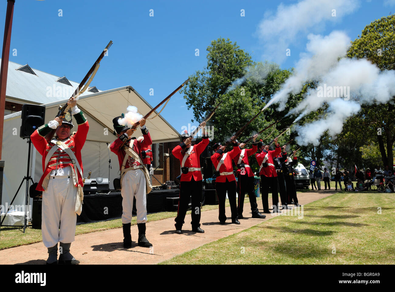 Gli uomini in costume sparare armi da fuoco antiche. Guildford, Perth, Western Australia Foto Stock
