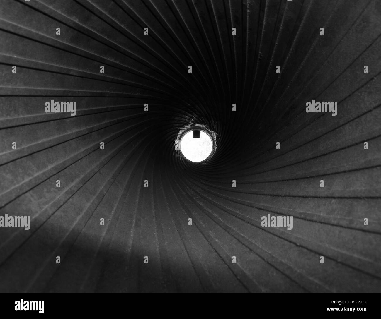 Disco bianco lucido con spirali in acciaio di rigatura, vista del cannone canna all'interno, immagine monocromatica Foto Stock