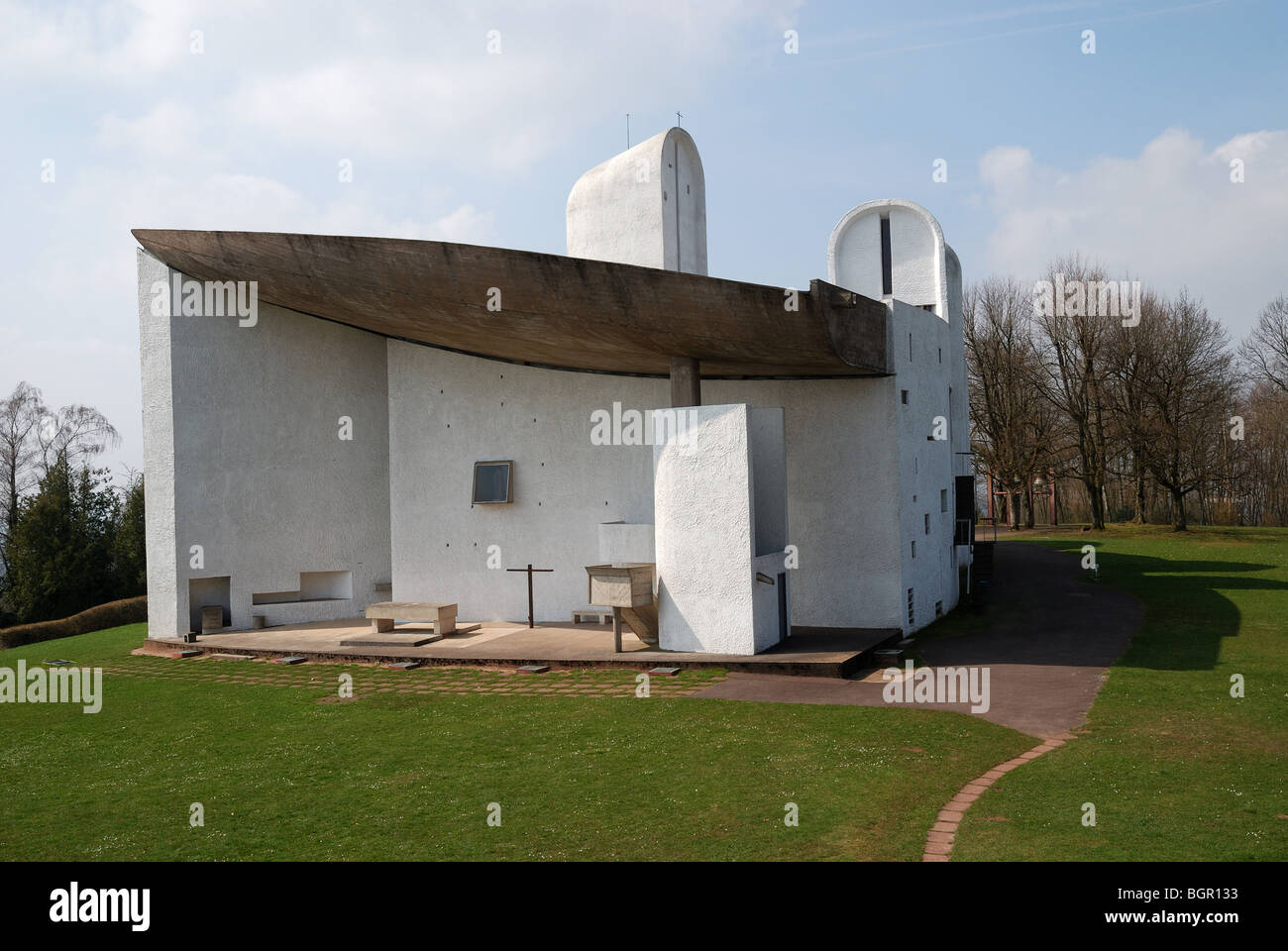 Un pellegrinaggio alla chiesa di Notre Dame du Haut, Rochamp Foto Stock