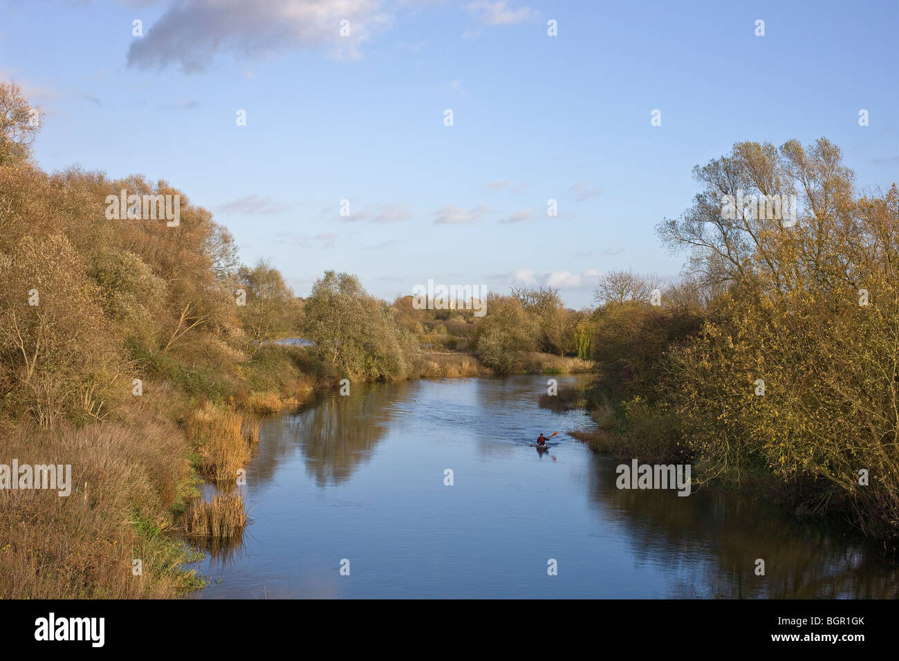 Canoeist sul fiume Ouse, Cambridgeshire su una tranquilla giornata invernale e. Foto Stock