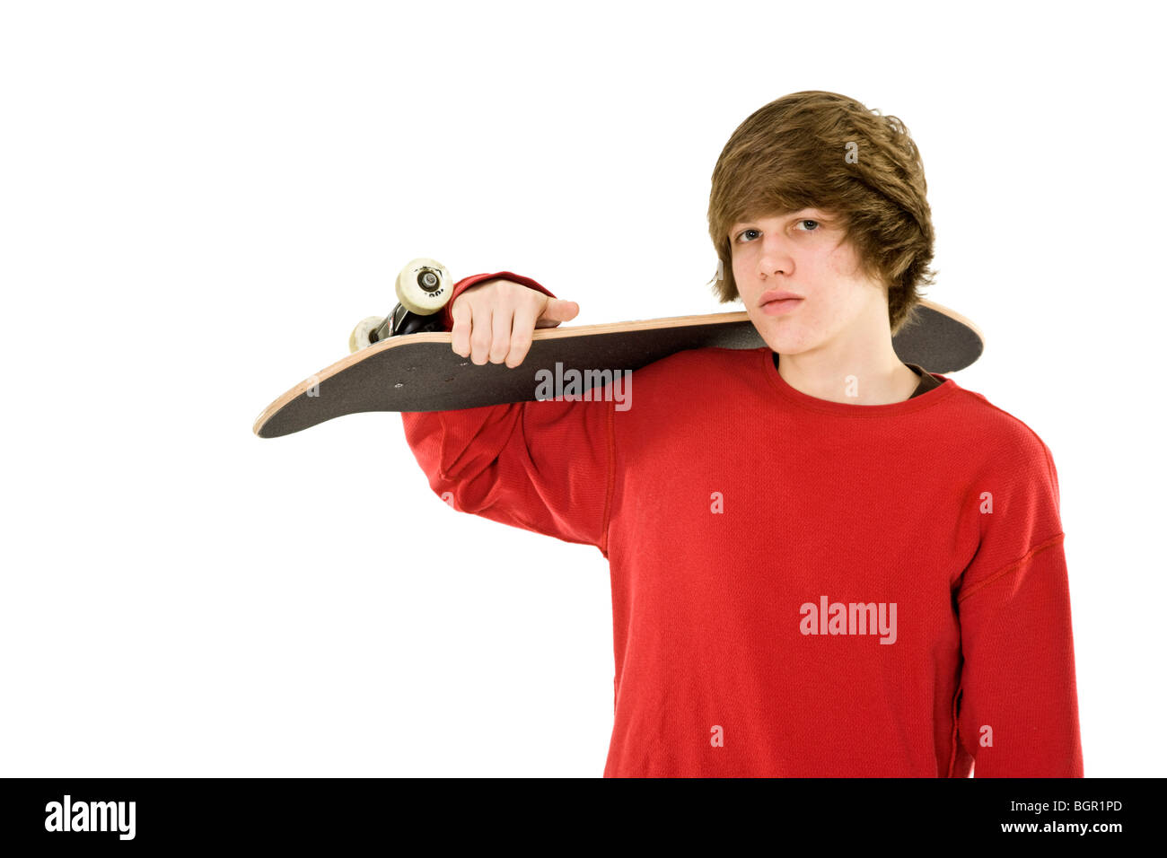 Adolescente caucasica tenendo uno skateboard su sfondo bianco Foto Stock