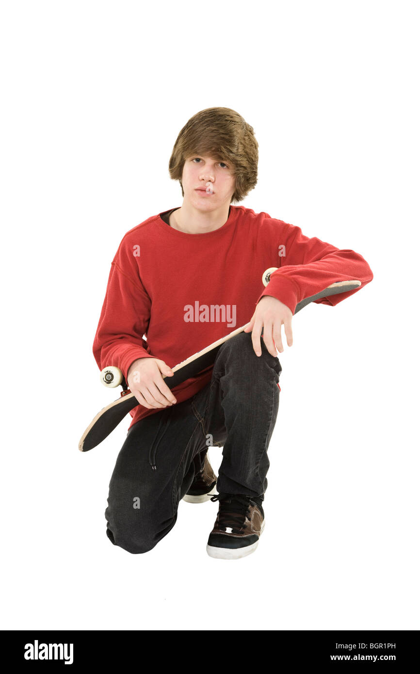 Adolescente caucasica tenendo uno skateboard su sfondo bianco Foto Stock