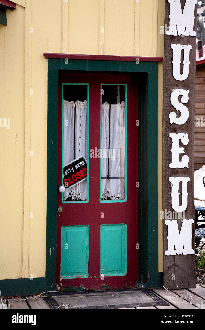 Segno chiusa sulla porta al museo, Silverton, old west città mineraria, l'elevazione di 9,318 piedi nella Contea di San Juan Colorado, STATI UNITI D'AMERICA Foto Stock