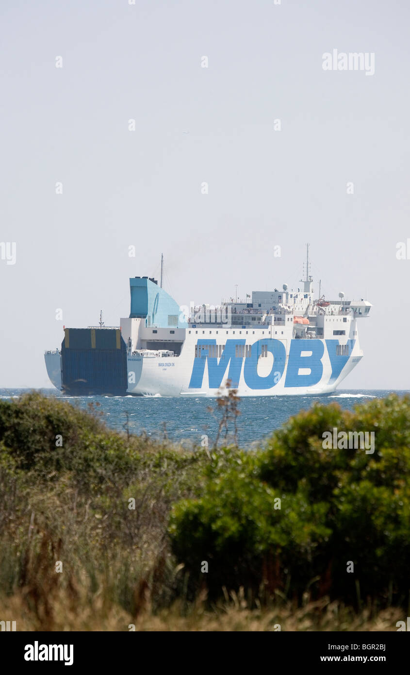 Un Moby Line ro/pax-traghetto parte Olbia. Foto Stock