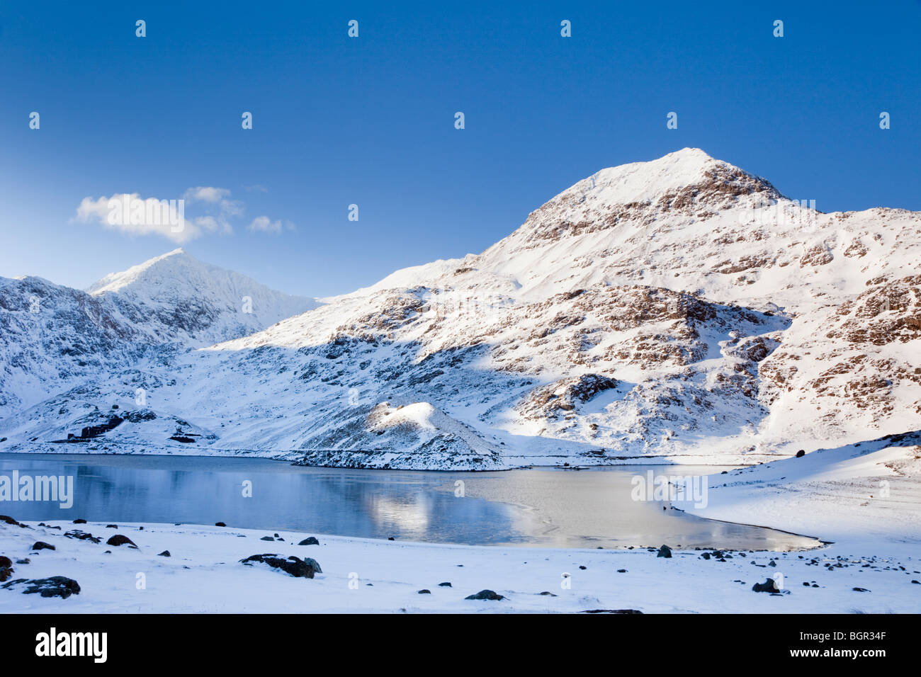 Llyn Llydaw lago con culle Goch e Mount Snowdon picco di montagna con la neve in inverno da minatori via nel Parco Nazionale di Snowdonia Eryri North Wales UK Foto Stock