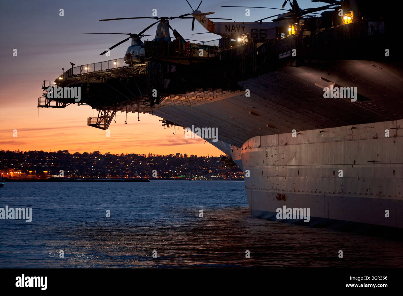 Portaerei nel porto di San Diego all'alba, e Baia di San Diego, California, Stati Uniti d'America Foto Stock