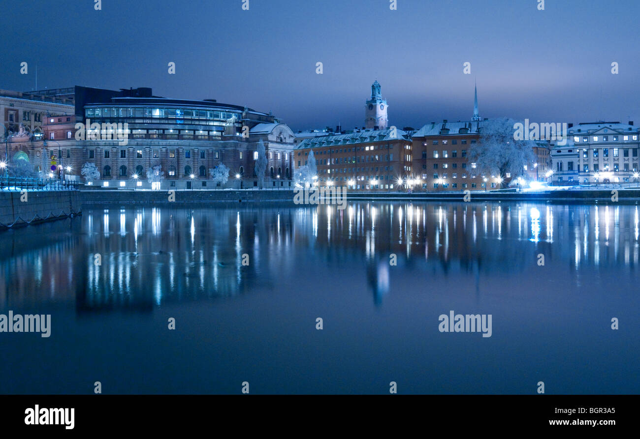 Vista del parlamento svedese edifici su Helgeandsholmen e Gamla Stan visto da Strömgatan, Stoccolma Svezia Foto Stock