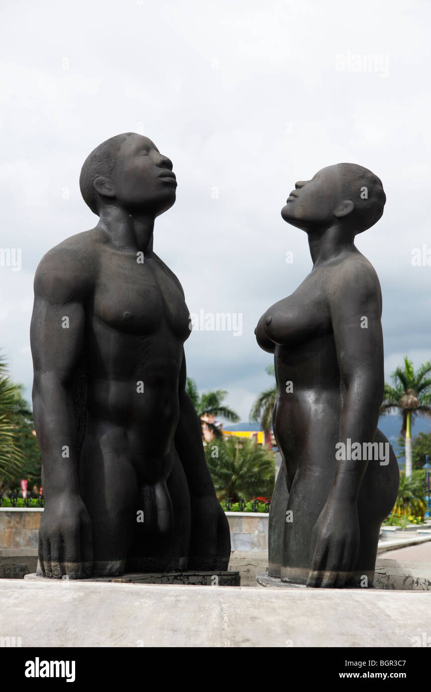 Kingston, Jamaica - Dicembre 20, 2009 - Redenzione canzone un monumento nel parco di emancipazione. Foto Stock